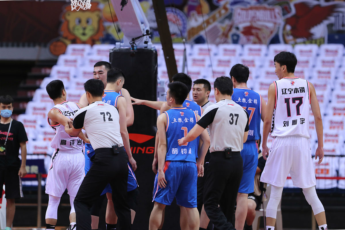 顶尖球队将在赛场上奋力拼搏 顶尖球队将在赛场上奋力拼搏