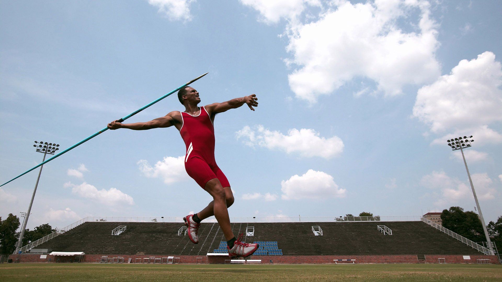 绿茵场与田径场，当英超争冠焦点战遇见日本田径奇迹